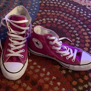Women size 7 Converse. Cute and practically new!